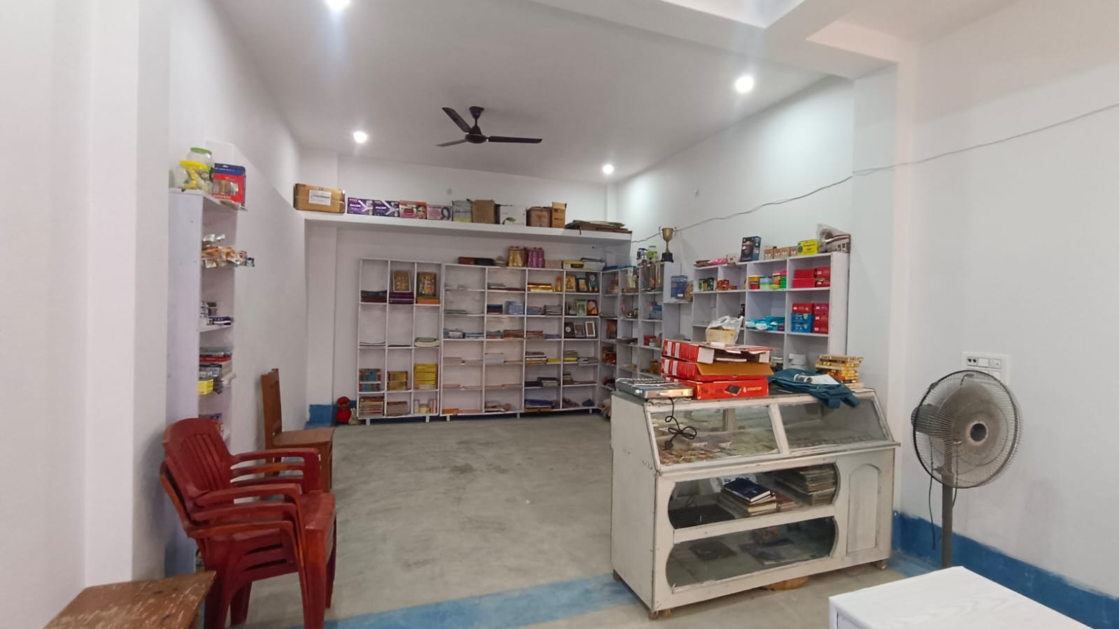 कुंदन जन सेवा केंद्र का आंतरिक दृश्य और सेवा शेल्फ